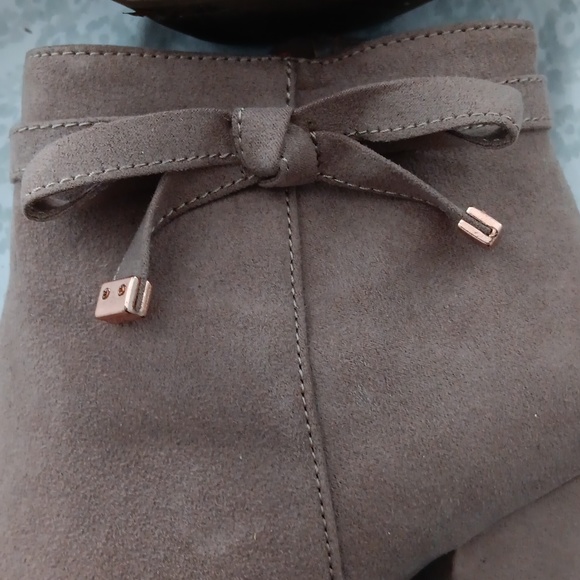 Cute tan suede boots - Picture 9 of 11